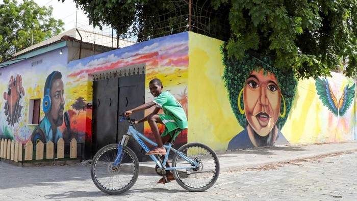 Students attend an art class where public art is used to spread messages about peace and environmental protection, at the Maslah Arts school studio in Taleh village, in Hodan district of Mogadishu, Somalia, July 14, 2025. REUTERS/Feisal Omar