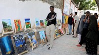 Dahir berharap suatu hari dapat membawa karyanya ke luar Somalia, tetapi untuk saat ini, ia tetap fokus membangun komunitas seniman di kampung halamannya. Foto: REUTERS/Feisal Omar