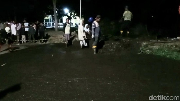 Kondisi jalanan di Desa Krasak, Kecamatan/Kabupaten Brebes yang tertutup lumpur hitam, Kamis (31/7/2025) malam.