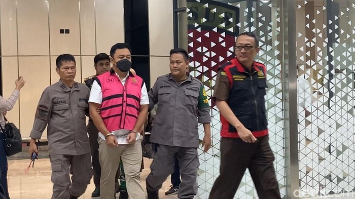 Mantan Direktur Teknik dan Lingkungan Kementerian ESDM, Sunindyo Suryo Herdadi, ditetapkan tersangka kasus dugaan korupsi tambang batu bara. (Devi P/detikcom)