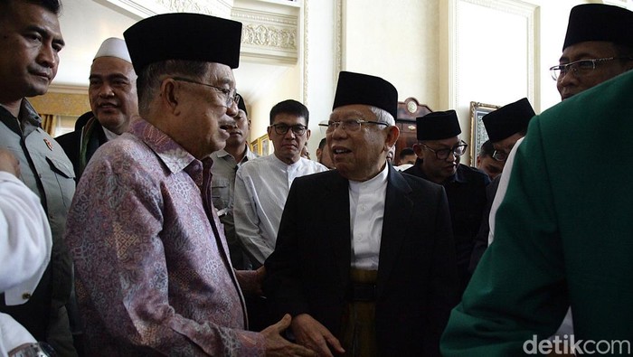Mantan Menteri-Wapres ke-13 Maruf Amin Melayat ke Rumah Duka Suryadharma Ali Sejumlah tokoh dan pejabat terlihat melayat dan berdoa untuk almarhum Suryadharma Ali di rumah duka, Jl Cipinang Cempedak I, Jakarta Timur, Kamis (31//2025). Suryadharma meninggal dunia akibat sakit pada usia 68 tahun.