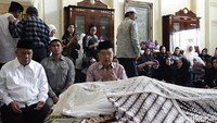 Tampak Wapres RI ke 10 dan ke-12 Jusuf Kalla membacakan doa untuk almarhum Suryadharma Ali.