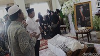 Mantan Menteri Agama Suryadharma Ali dikabarkan meninggal dunia akibat sakit pada usia 68 tahun. Almarhum dikabarkan meninggal di RS Mayapada Jakarta Selatan. Ari Saputra/detikcom