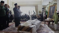 Suryadharma meninggal dunia akibat sakit pada usia 68 tahun.