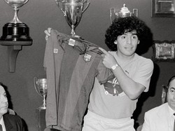 5. Diego Maradona - rekor transfernya pada tahun 1982 bertahan tepat 4 tahun. Foto: Cover/Getty Images/Sigfrid Casals