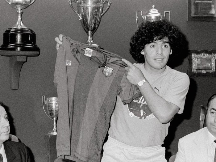 Presentation of Maradona in F.C. Barcelona The Argentinian football star Diego Armando 'Pelusa' Maradona shows the F.C. Barcelona´s singlet in the presence of Jose Luis Nunez, president of the football club, during a press conference  (Photo by Sigfrid Casals/Cover/Getty Images)