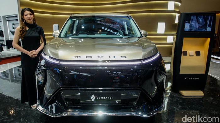 Maxus Mifa 9 Lombardi Tampil Mewah di GIIAS 2025 Maxus Mifa 9 Lombardi tampil elegan dalam ajang Gaikindo Indonesia International Auto Show (GIIAS) 2025 yang digelar di ICE BSD, Tangerang, Rabu (30/7/2025).