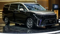 MPV listrik ini langsung mencuri perhatian berkat desain mewah dan fitur premium yang diusung. Tampilan luar yang modern berpadu dengan interior eksklusif.  