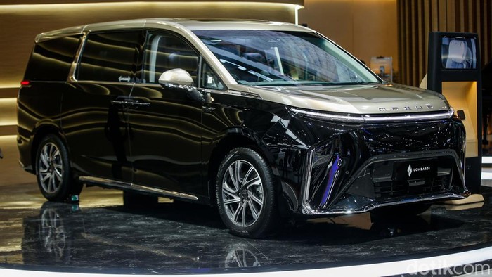 Maxus Mifa 9 Lombardi tampil elegan dalam ajang Gaikindo Indonesia International Auto Show (GIIAS) 2025 yang digelar di ICE BSD, Tangerang, Rabu (30/7/2025).