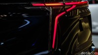 Fitur kenyamanan tingkat tinggi disematkan, mulai dari kursi elektrik, sistem hiburan individu, hingga pengatur suhu terpisah untuk tiap penumpang.  