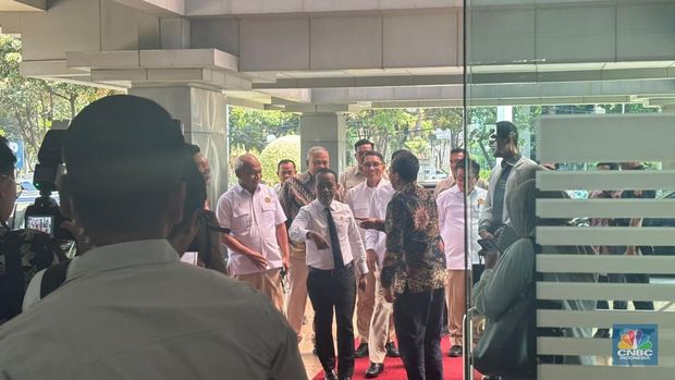 Menteri ESDM Bahlil Lahadalia dan jajaran datang ke Kantor Menteri Keuangan Sri Mulyani Indrawati. (CNBC Indonesia/Zahwa Madjid)