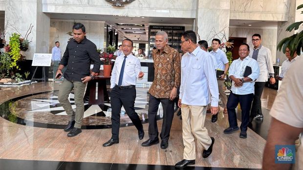Menteri ESDM Bahlil Lahadalia usai rapat dengan Menkeu Sri Mulyani. (CNBC Indonesia/Firda Dwi Muliawati)