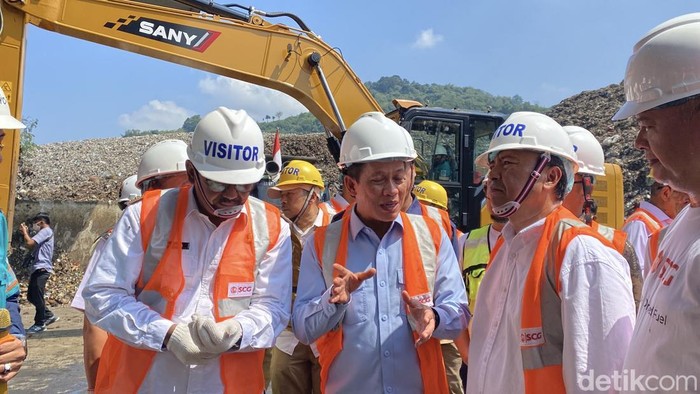 Menteri Lingkungan Hidup Hanif Faisol Nurofiq
