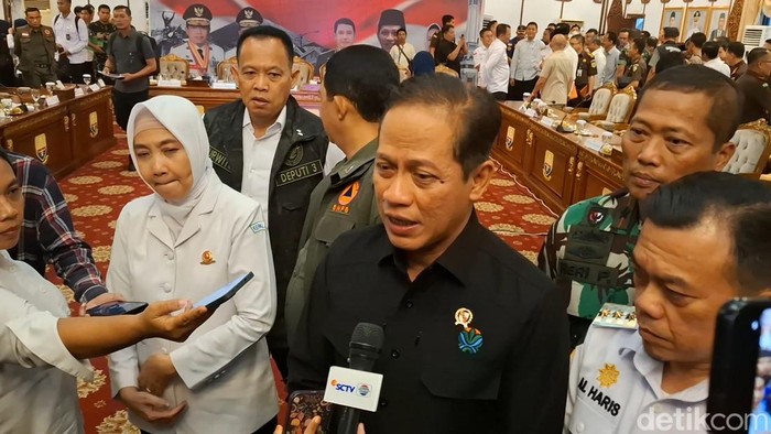 Menteri Lingkungan Hidup Hanif Faisol Nurofiq saat kunjungan ke Jambi bahas karhutla