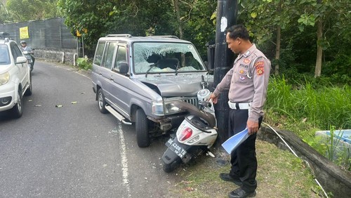 Mobil berpelat nomor DK 1206 KI menabrak sepeda motor di jalur Amlapura-Singaraja tepatnya di Desa Kertamandala, Kecamatan Abang, Karangasem, Bali. (Foto: Dok. Polres Karangasem)