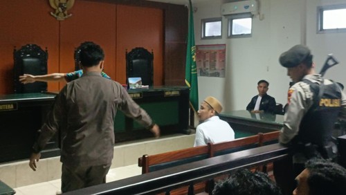 Muhammad Tazqiran, pimpinan ponpes di Kecamatan Pringgarata, Lombok Tengah, NTB, menjalani sidang putusan di PN Praya, Kamis (31/7/2025). (Edi Suryansyah/detikBali)