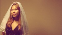 Nadin Amizah memakai selempang putih bertuliskan Bride to Be juga mahkota kecil bertuliskan Bride dan veil putih. Foto: dok. Instagram @cakecaine/fotografer @stephanyazali