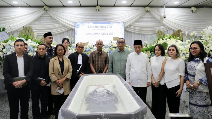 Menag Nasaruddin Umar (kanan) saat melayat Kwik Kian Gie di rumah duka Sentosa Jakarta, Rabu (30/7/2025).
