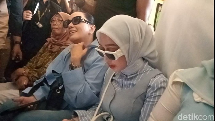 Nikita Mirzani dan Reza Gladys di Pengadilan Negeri Jakarta Selatan, Kamis (31/7/2025).