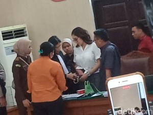 Nikita Mirzani Ngamuk di Sidang! Tuding Jaksa dan Hakim Diatur Reza Glasdys