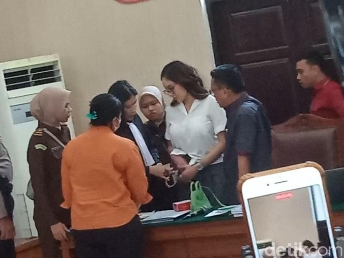 Nikita Mirzani dan Reza Gladys di Pengadilan Negeri Jakarta Selatan, Kamis (31/7/2025).