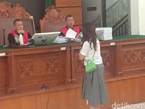 Video: Momen Alot JPU Bujuk Nikita Mirzani Kembali ke Rutan