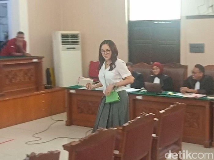 nikita mirzani jalani sidang di pn selatan. nikita mirzani di pn selatan.