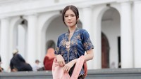 Nita Gunawan justru mendukung dan senang terhadap siapa pun content creator yang berkebaya di media sosial. Justru dengan banyak content creator pakai kebaya, campaign-nya semakin bagus. Aku happy lihat banyak perempuan-perempuan yang di kontennya pakai kebaya, karena kebaya busana tradisional kita, katanya. (Foto: dok Instagram nitagunawan09)