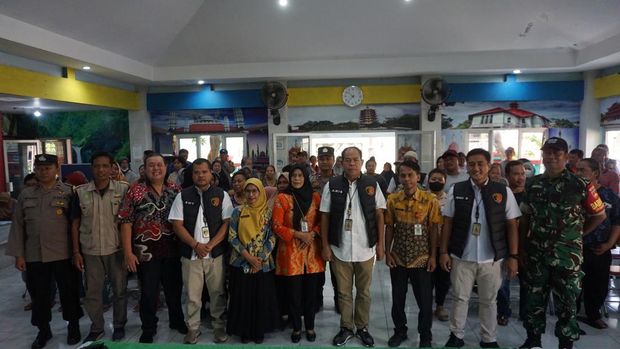 Suasana penyaluran 1 ton beras dalam Gerakan Pangan Murah yang dihelat Polrestabes Semarang di Kelurahan Brumbungan, Kecamatan Semarang Tengah, Kamis (31/7/2025).