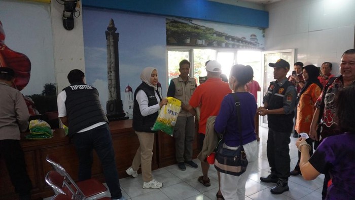 Suasana penyaluran 1 ton beras dalam Gerakan Pangan Murah yang dihelat Polrestabes Semarang di Kelurahan Brumbungan, Kecamatan Semarang Tengah, Kamis (31/7/2025).