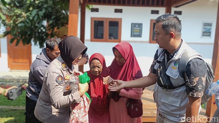Nortaji dijemput ketiga anaknya di Griya Lansia Husnul Khatimah, Dusun Baran, Desa/Kecamatan Wajak, Kabupaten Malang