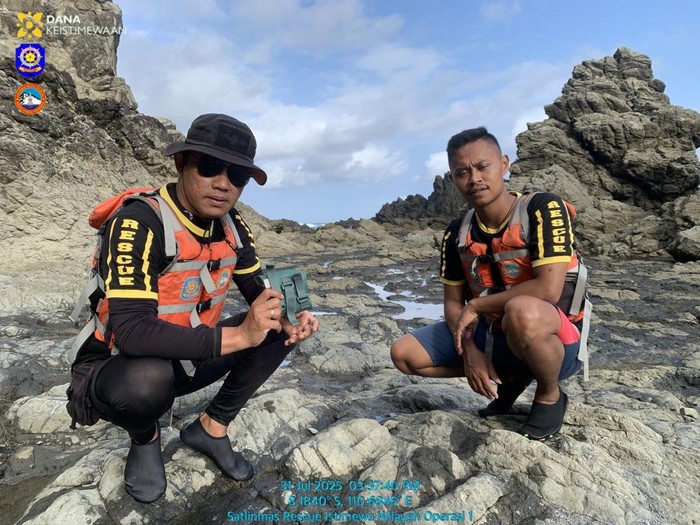 Sandal diduga milik wanita asal Jakarta Timur yang hilang di Pantai Siung saat ditemukan tim SAR gabungan di Watu Togok, Gunungkidul, Kamis (31/7/2025).