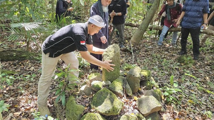 Para peneliti BRIN dan Museum Prabu Siliwangi saat melakukan observasi di Gunung Tangkil.