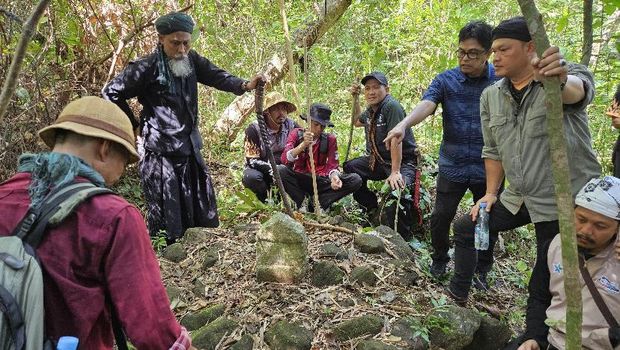 Para peneliti BRIN dan Museum Prabu Siliwangi saat melakukan observasi di Gunung Tangkil.