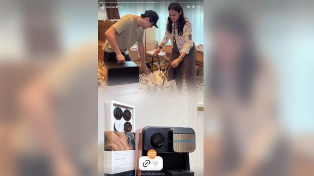 Passangan Luna Maya dan Maxime Bouttier menampilkan souvenir untuk para tamu undangan berupa mesin kopi dalam resepsi pernikahannya. (Instagram/lunamaya)