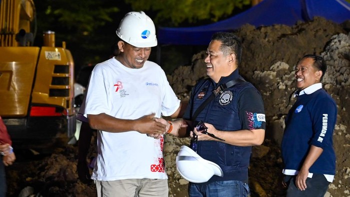 PDAM Makassar mengerjakan koneksi pipa Pabaeng-baeng.