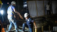 Foto: Plt Dirut PDAM Makassar Hamzah Ahmad turun ke galian pipa distribusi di kawasan Taman Segitiga Pa’baeng untuk memastikan proses koneksi pipa berdiameter 700 mm ke 350 mm yang dilakukan oleh teknis berjalan lancar dan sesuai target. (dok. PDAM Makassar)