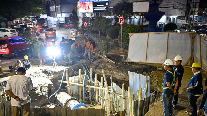 PDAM Makassar mengerjakan koneksi pipa Pabaeng-baeng.