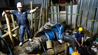 Foto: PDAM Makassar mengerjakan koneksi pipa Pabaeng-baeng. (dok. PDAM Makassar)