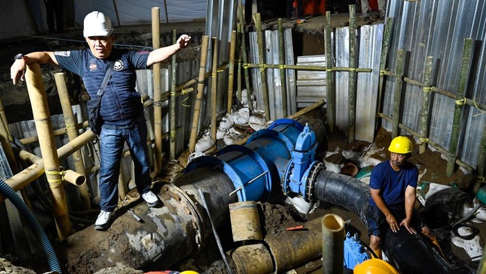 PDAM Makassar mengerjakan koneksi pipa Pabaeng-baeng.