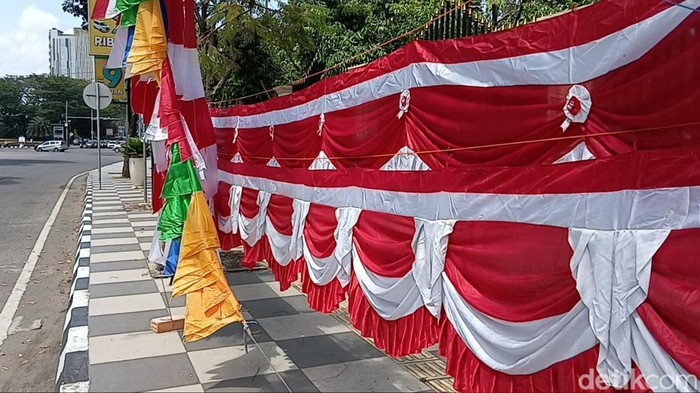 Pedagang bendera dan pernak-pernik 17 Agustus di Palembang mulai menjamur.
