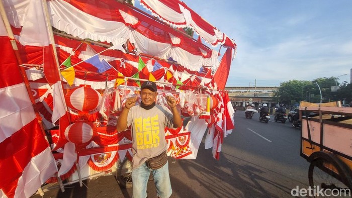 Pedagang bendera RI, Jefri, yang berjualan di Matraman, Jakarta Timur. (Taufiq S/detikcom)