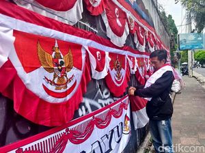 Pedagang Bendera Mulai Menjamur di Kota Batu Jelang HUT RI Ke-80