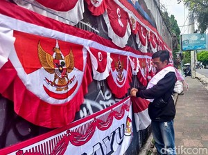 Pedagang Bendera Mulai Menjamur di Kota Batu Jelang HUT RI Ke-80
