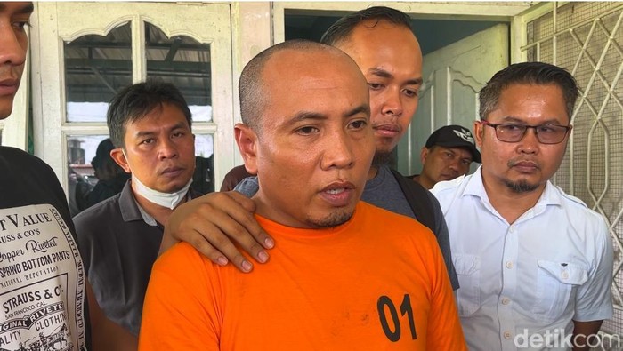 Pelaku Chasrul Afandi saat melakukan rekonstruksi kasus pembunuhan korban. (Foto: Finta Rahyuni/detikSumut)