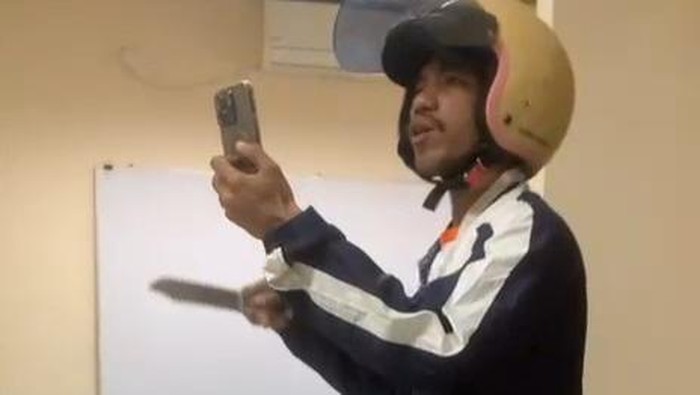 Pelaku mengacungkan pisau ke staf HRD di Batam. (Istimewa)