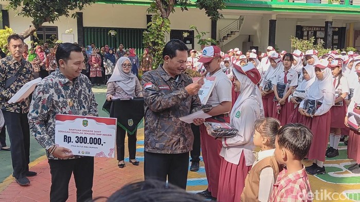 Pembagian seragam gratis di sekolah Madiun