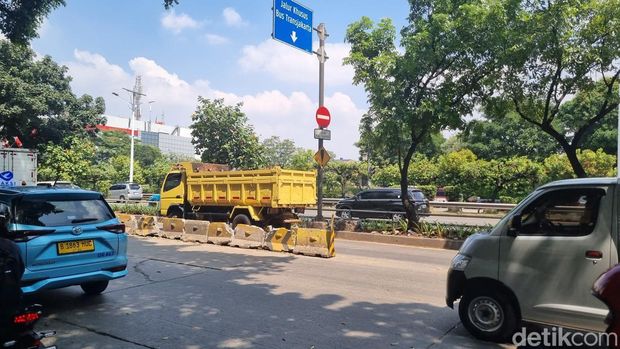 Pembatas jalan Transjakarta koridor 9. (Taufiq/detikcom)