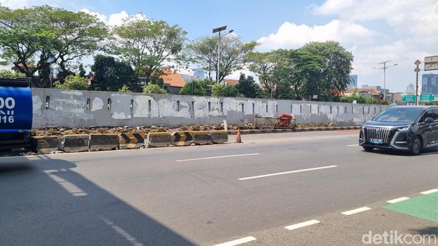 Pembatas jalan Transjakarta koridor 9. (Taufiq/detikcom)