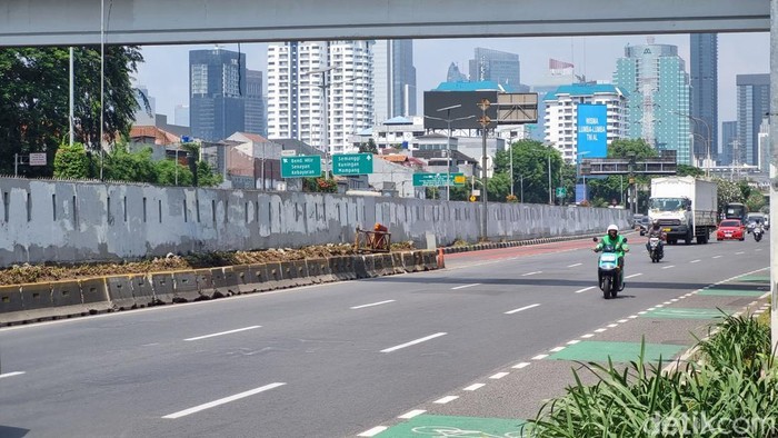 Pembatas jalan Transjakarta koridor 9. (Taufiq/detikcom)